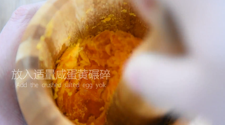 这道菜打破你对苦瓜的印象,让你从此爱上它,放入适量咸蛋黄碾碎