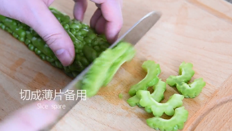 这道菜打破你对苦瓜的印象,让你从此爱上它,切成薄片备用