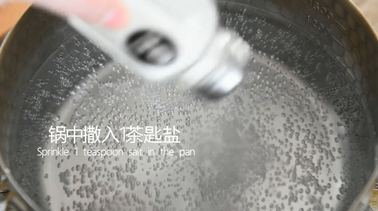 这道菜打破你对苦瓜的印象,让你从此爱上它,锅中撒入1茶匙盐