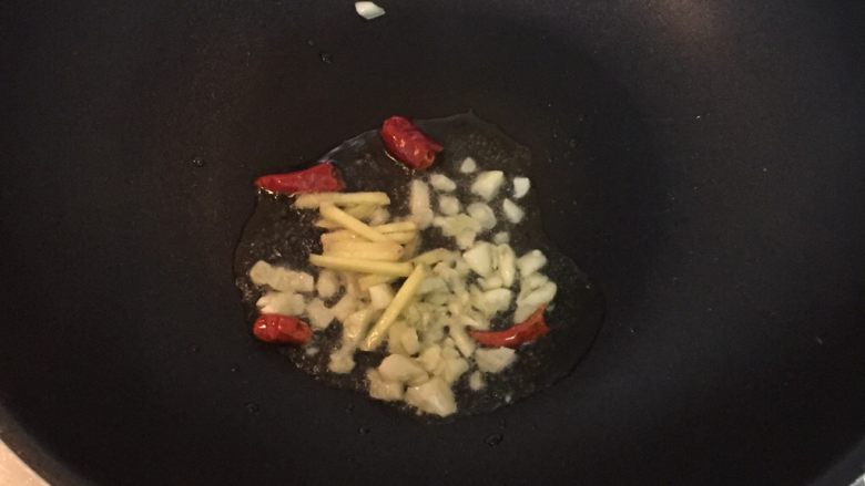 青菜鸡蛋面,热锅，放少量油加热，放入姜蒜辣椒，翻炒两下爆香。