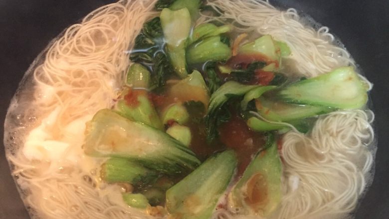 青菜鸡蛋面,面至八分熟，鸡蛋溏心，放入刚刚炒制的青菜。