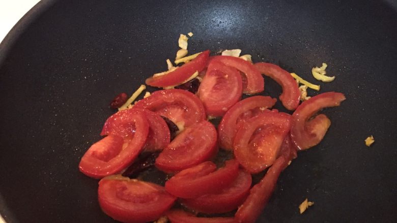 青菜鸡蛋面,放西红柿，加少量盐，翻炒至熟软。