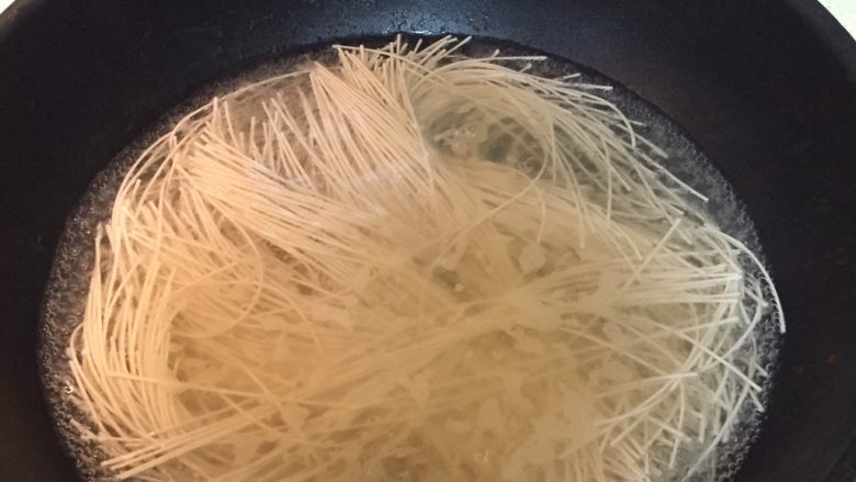 青菜鸡蛋面,锅内加开水，放入挂面，煮至五分熟，放一颗<a style='color:red;display:inline-block;' href='/shicai/ 9'>鸡蛋</a>，继续熬煮。