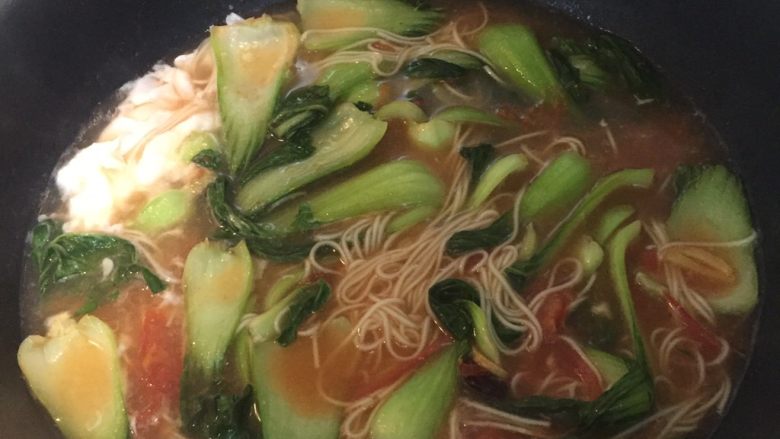 青菜鸡蛋面,搅拌均匀，稍等片刻，即可出锅。