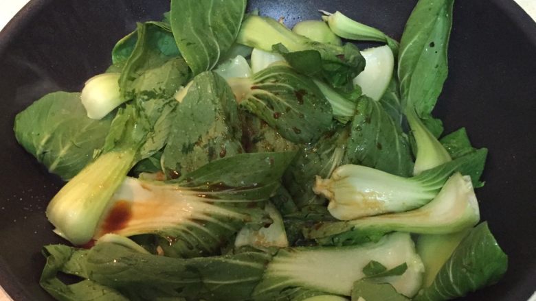 青菜鸡蛋面,放青菜，加少量盐，加生抽一勺，与西红柿一起翻炒至青菜变软。