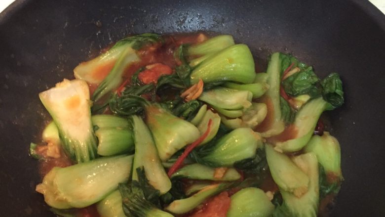 青菜鸡蛋面,出锅备用。