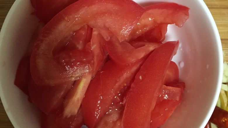 青菜鸡蛋面,<a style='color:red;display:inline-block;' href='/shicai/ 3551'>西红柿</a>切片。