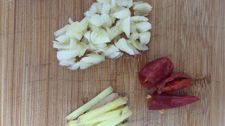 青菜鸡蛋面,蒜切末，姜切丝，干辣椒掰开去籽。