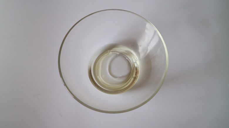 红丝绒芒果蛋糕,倒入清<a style='color:red;display:inline-block;' href='/shicai/ 156925'>水</a>,这一步也可以用牛奶