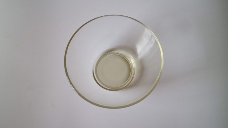 红丝绒芒果蛋糕,我们先来做红丝绒蛋糕体,用后蛋法做,
碗中放入<a style='color:red;display:inline-block;' href='/shicai/ 857'>植物油</a>