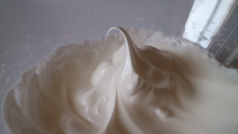 红丝绒芒果蛋糕,最后打发至小弯钩
状态不要太硬,不然烤出来的蛋糕片容易折断