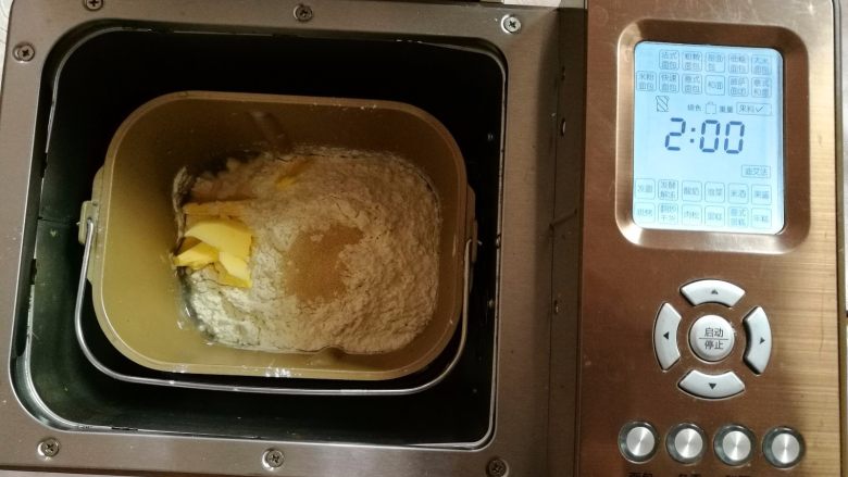 芝士三文治,把吐司食材放入面包机,启动标准面包程序。