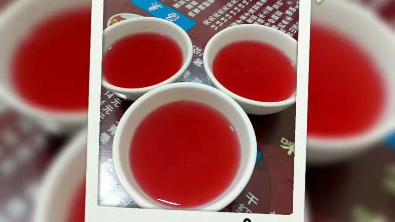 桑葚苹果酵素,这就是桑葚酵素发酵好以后的颜色,水果的量总共用1250克就可以,桑葚多少都可以放的多颜色就会更深一点。