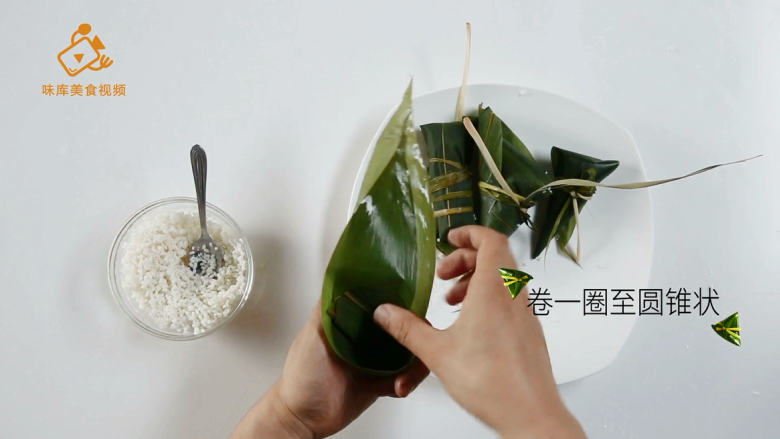 4种最实用的包粽子方法,一学就会,准备两张粽叶卷一圈至圆锥状