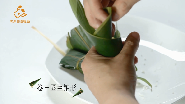 4种最实用的包粽子方法,一学就会,准备两张粽叶卷三圈至锥形