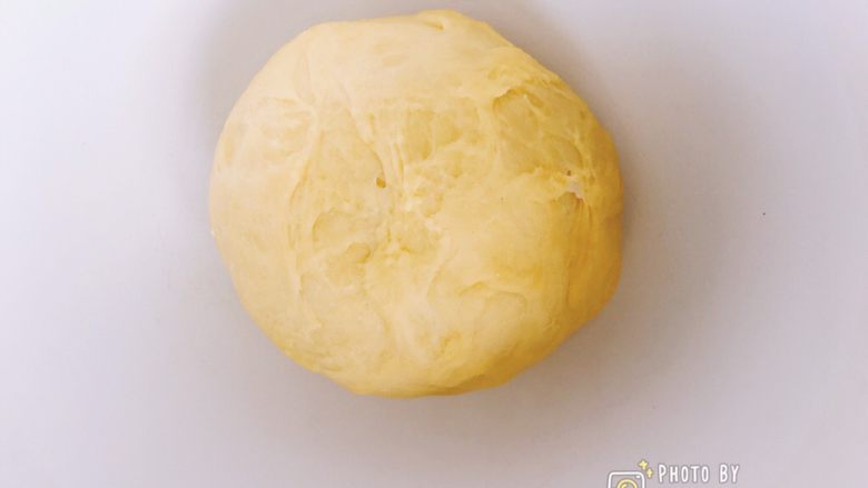 西班牙香肠披萨(快手版),取出面团,盖上保鲜膜和湿布室温发酵一小时。