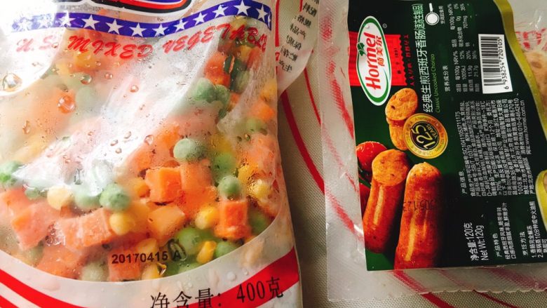 西班牙香肠披萨(快手版),烘烤的时候准备披萨料,翻一翻自己家里现有的食材吧。这两样比较方便,冷冻的杂菜和有点黑胡椒味道的<a style='color:red;display:inline-block;' href='/shicai/ 56994'>西班牙香肠</a>。
杂菜放入温水里过一下,沥干备用。