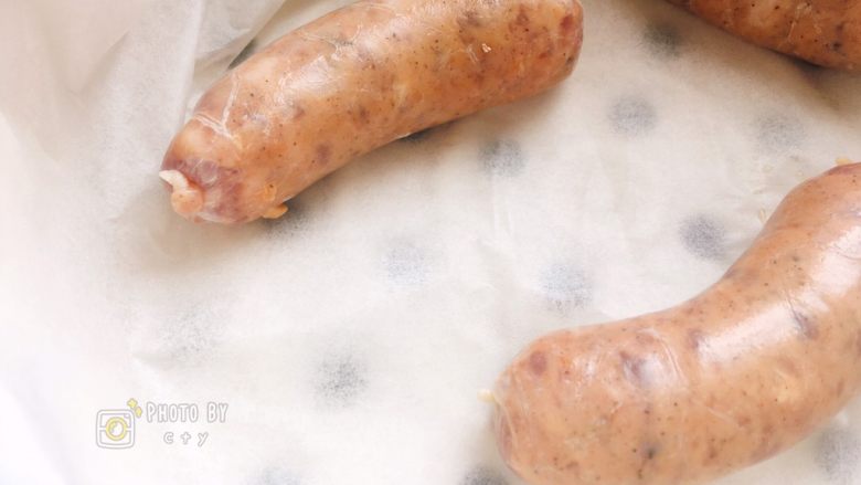 西班牙香肠披萨(快手版),香肠放入蒸锅大火蒸8分钟左右。