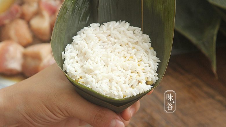 粤式海鲜咸肉粽,最后再铺一层糯米;
