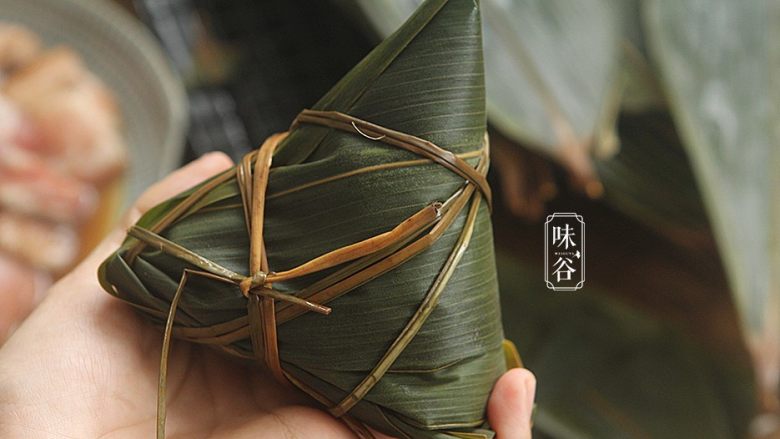 粤式海鲜咸肉粽,最后用绳子捆绑好;