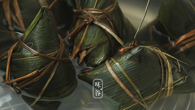 粤式海鲜咸肉粽,放入锅中,水要浸过粽面,用旺火煮2小时以上,煮到查不到干水为止。
