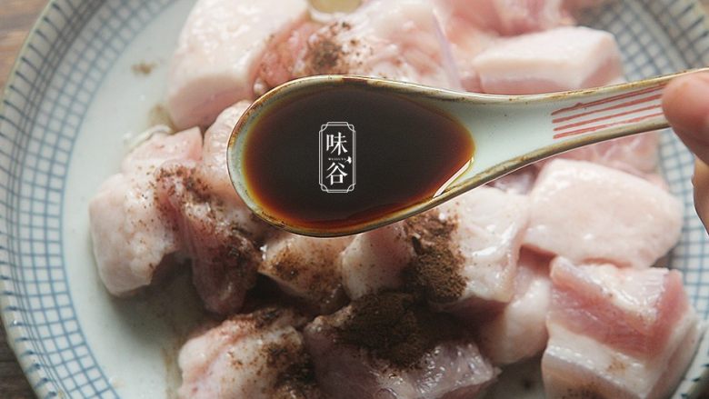 粤式海鲜咸肉粽,放入<a style='color:red;display:inline-block;' href='/shicai/ 692'>酱油</a>;