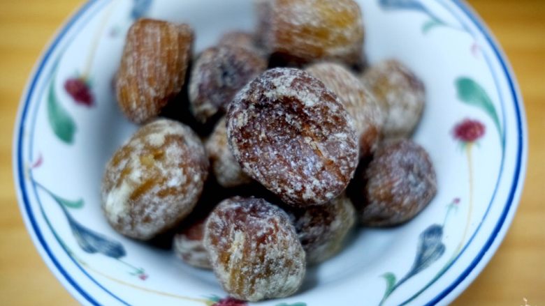 蜜枣白米甜粽,准备蜜枣。
我这个是超级大蜜枣,
一个粽子放2颗就差不多了,
如果泥萌的是小蜜枣,
一个粽子可以放5、6颗。