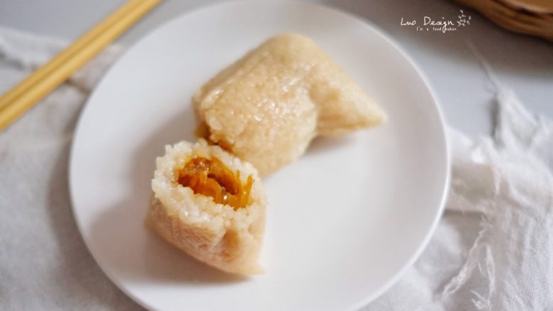 蜜枣白米甜粽,轻轻夹开就能看到蜜枣,
蜜枣已经完全软烂,
枣肉成丝状,与核分离,
甜蜜从嘴里到心里。
吃完咸蛋黄五花肉栗子粽,
我还能再战一个蜜枣粽!