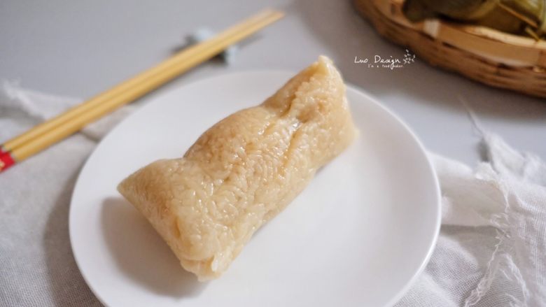 蜜枣白米甜粽,剥开粽子,洁白无瑕,
软糯诱人,糯米粒粒分明,
夹带着蜜枣的丝丝甜蜜
和粽叶即若即离的清香,
简单不做作,和外面的妖艳货色完全不一样。