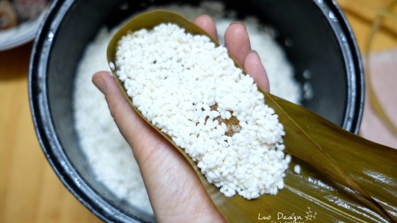 蜜枣白米甜粽,盖上糯米。
我是不介意有点馅料露出来的,
如果泥萌介意,自己把米铺平整。