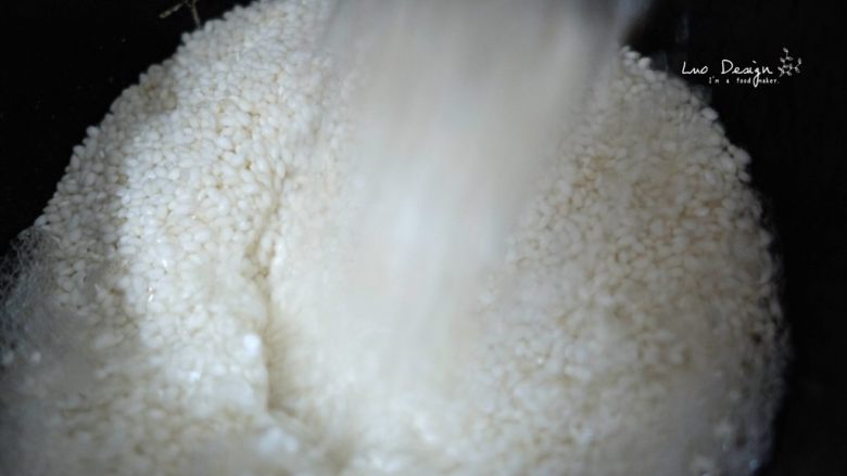 蜜枣白米甜粽,糯米淘洗干净,不要超过3遍,
不然营养都流失光啦!
如果要吃烂一点的糯米粽子,
可以提前把糯米浸泡一段时间。