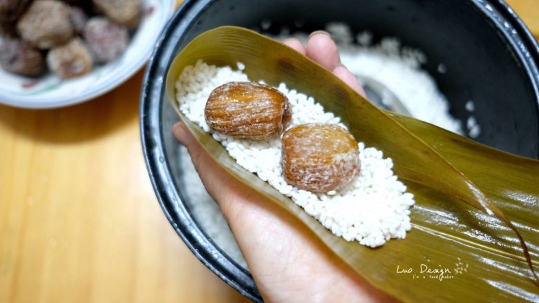蜜枣白米甜粽,放入蜜枣。
这个甜粽子没有其它材料了,
但是如果要自己有口味的偏好的话,
可以再准备豆沙、枣泥、蔓越莓等等。