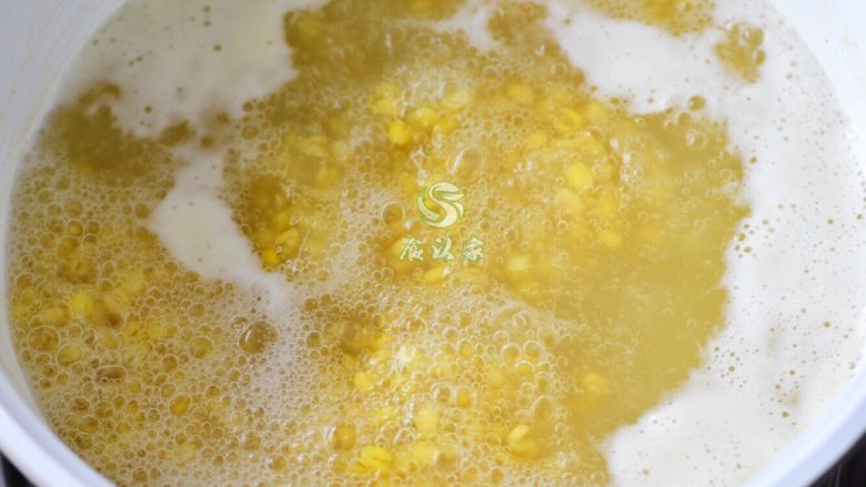 懒人版绿豆糕,绿豆加水煮,水可以稍微多点,先大火烧开,然后中小火,一直煮到水几乎没有,变得很浓稠。大火烧开的时候记得掀开盖子,不然会噗锅。改成中小火后盖好锅盖,不然水分慢慢减少,绿豆糊会溅出来。煮的过程大概一个小时左右,看绿豆和水的量,量少会减短,量多会增加。