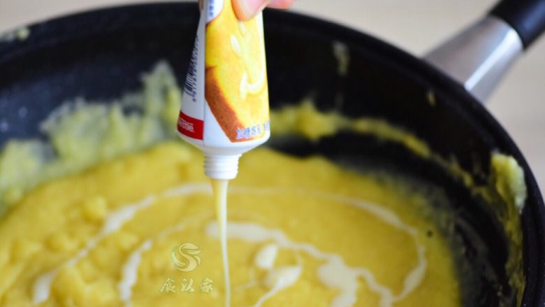 懒人版绿豆糕,放炼乳。炼乳是浓缩牛奶的一种。分淡炼乳和甜炼乳。淡炼乳在胃酸的作用下会形成凝块,便于消化吸收,适合婴儿和牛奶过敏的人。甜炼乳在制作工艺中添加了15%的蔗糖,糖分过高了,不适合婴儿食用。大家在购买时可以注意下。