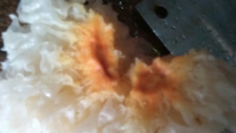 银耳汤,泡好的半朵就很多了,差不多够三个人吃了,煲多了浪费,所以半朵完全够了,将泡好的银耳去蒂。