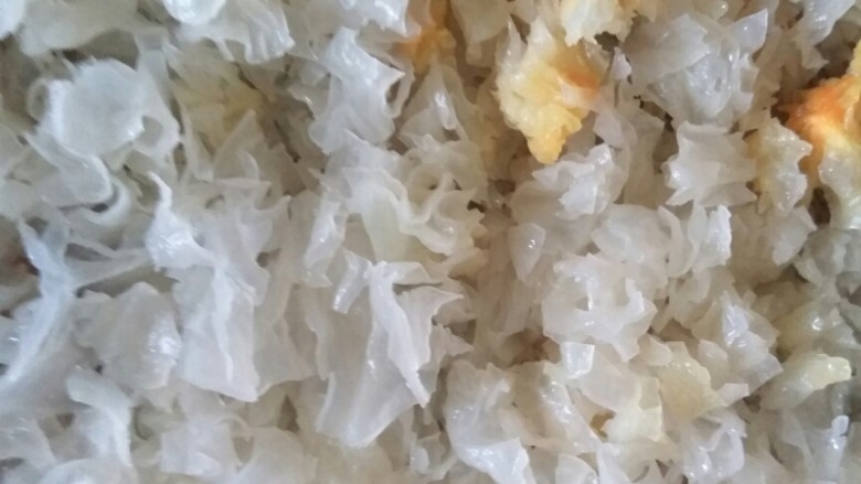 银耳汤,切得碎碎的,选银耳的时候,不能选很白的,多半漂白的,选有点带黄黄的那种就好了
