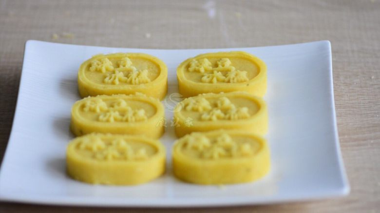 懒人版绿豆糕,做好的绿豆糕。其实就三步。煮-炒-成型。整个过程也就一个多小时,没有技术含量,口感却不赖,我第一次试验成功的时候,家里人都不相信就这么简单。食物哪里一定就是要复杂才好吃呀,食物本身就是好吃的,只要用心了,怎么做都是好吃的。