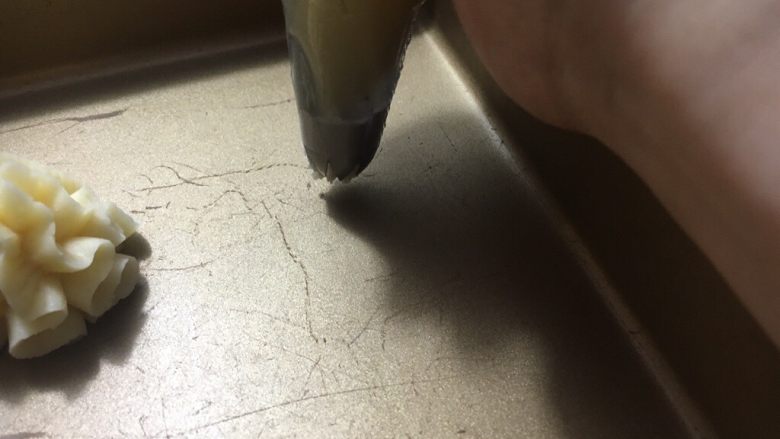云顶曲奇饼干,好了,可以挤花型了,每个中间留有间隔