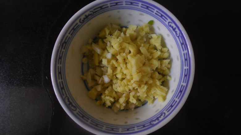 凉拌酸辣土豆丝,生<a style='color:red;display:inline-block;' href='/shicai/ 37'>姜</a>和蒜也切成碎末