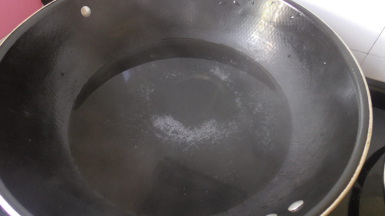 凉拌酸辣土豆丝,锅里放入适量的水，加入一点盐，煮沸