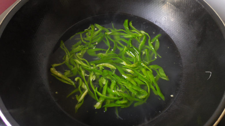 凉拌酸辣土豆丝,青椒丝也一样，倒入锅内烫软即可