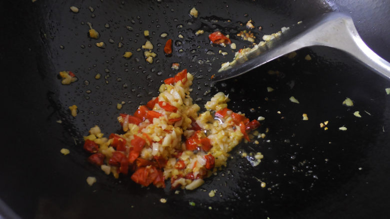 凉拌酸辣土豆丝,把切碎的生姜蒜和尖辣椒倒入锅内爆炒一下，炒出香味即可出锅