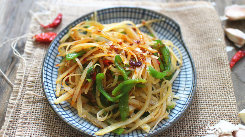 凉拌酸辣土豆丝,夏天吃很合适