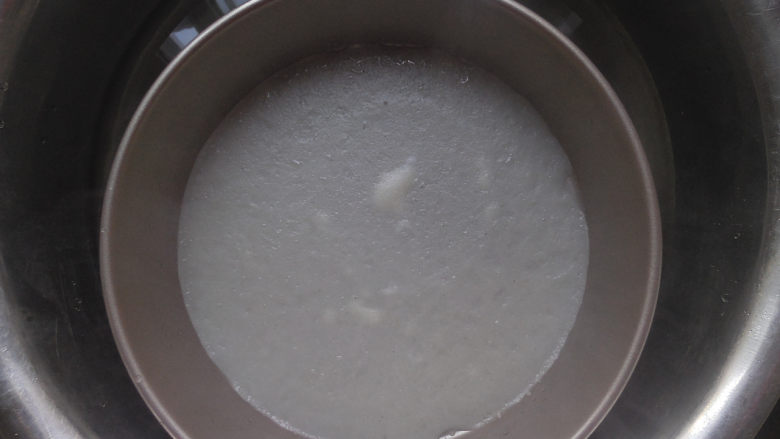免洗凉皮,做好的凉皮放置在冷水上面凉却,然后即可脱模。剩下的面浆也依次操作,蒸成凉皮