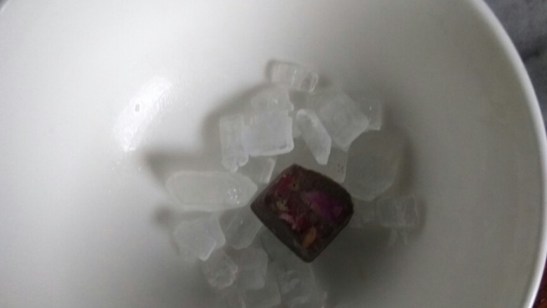 银耳汤,熬的过程中,要偶尔看看,如果水不够就要稍微加点温水,如果多了就多熬会,最好煲半个小时以上,熬至胶原蛋白出来的时候,汤会开始粘稠了,再加入<a style='color:red;display:inline-block;' href='/shicai/ 866'>冰糖</a>,我自己备的玫瑰🌹黑糖,待搅拌融化后,装一点在碗里试试甜不。