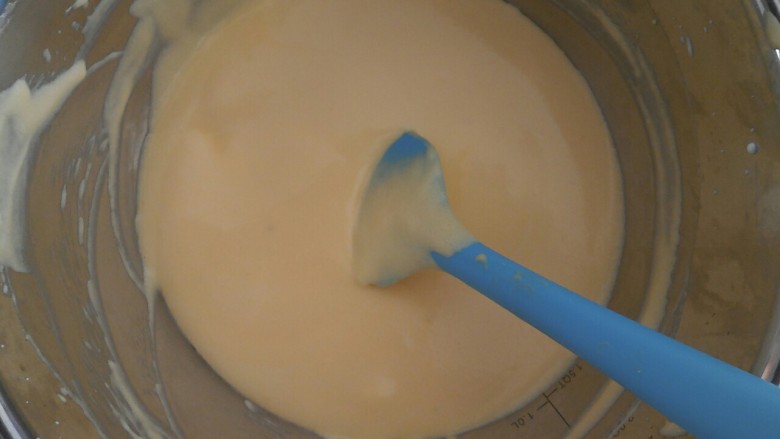 轻乳酪蛋糕,然后混合好后,在整个倒入剩余的蛋白盆子里,同样以翻拌的手法混合均匀