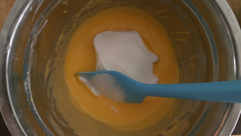 轻乳酪蛋糕,(烤箱预热150度)然后将奶酪糊从冰箱取出,将一小部分的蛋白霜与奶酪糊先混和。记得要用翻拌的手法。切记不能画圈圈,会消泡的