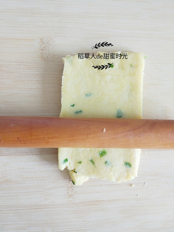 香葱咸味阿拉棒,静置好的面团用擀面杖擀成面片,面片厚度大约1cm。