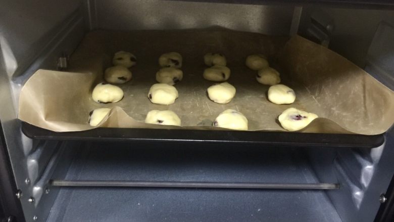 蔓越莓司康,烤箱180度先预热10分钟,再将烤盘放入烤箱中层,180度烤25分钟,第20分钟的时候,过来看一看烤箱里面的情况,如果司康表面已经上色,变成黄棕色,那再考2分钟就可以结束烘烤了。