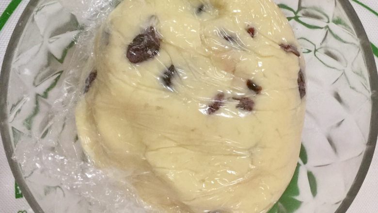 蔓越莓司康,手上沾一层薄薄的面粉,这样就暂时不会粘手了,把面团完整取下来,用保鲜膜包住,放进冰箱,冷藏至少一小时